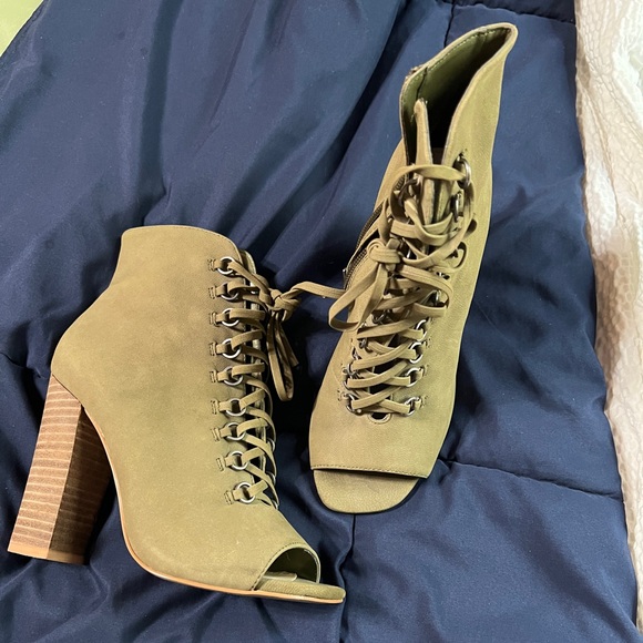 Steve Madden zip up and lace enclosure block heels. Women’s 5.5. - Picture 3 of 10